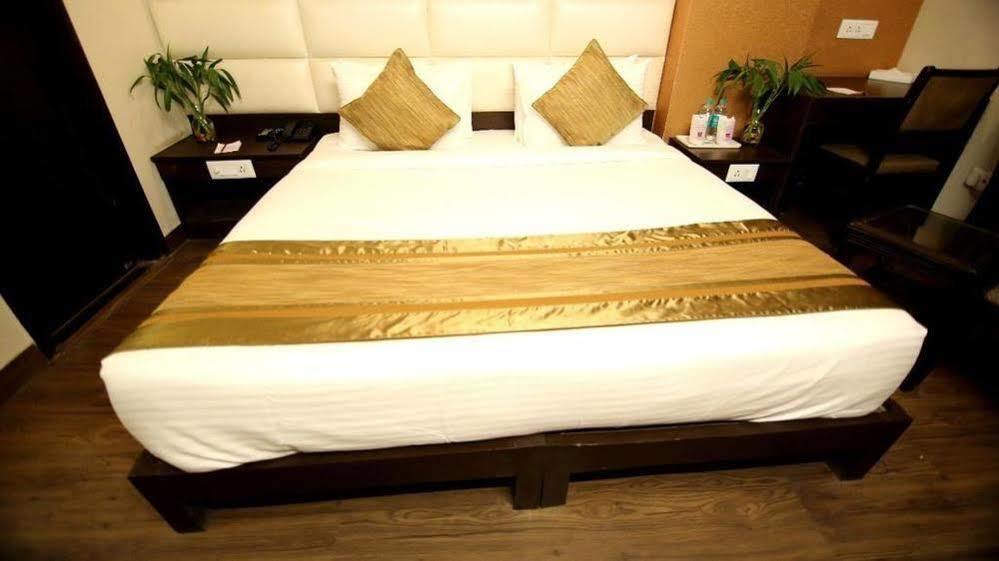 Oyo 1227 Hotel Rousha Inn Ghaziabad Bagian luar foto